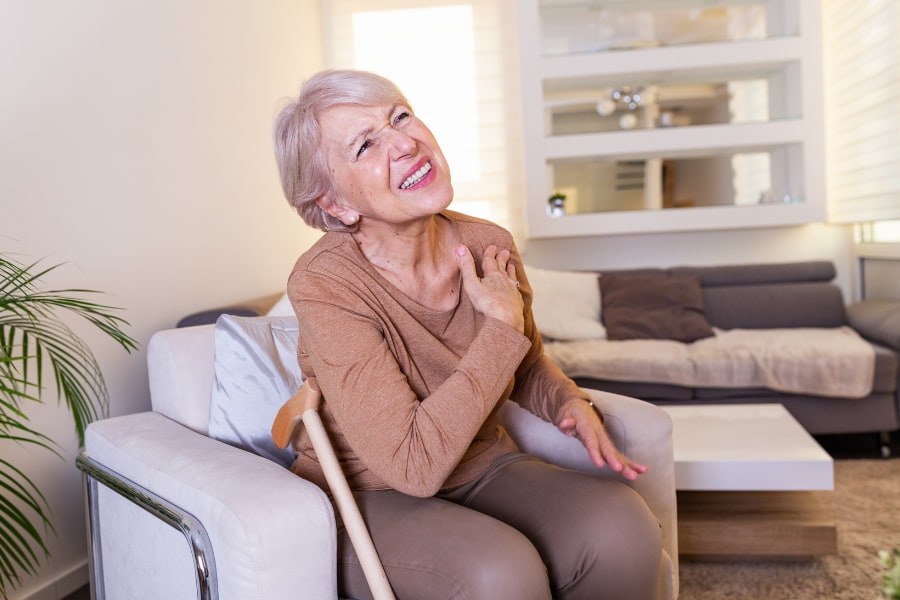 elderly woman experiencing shoulder pain